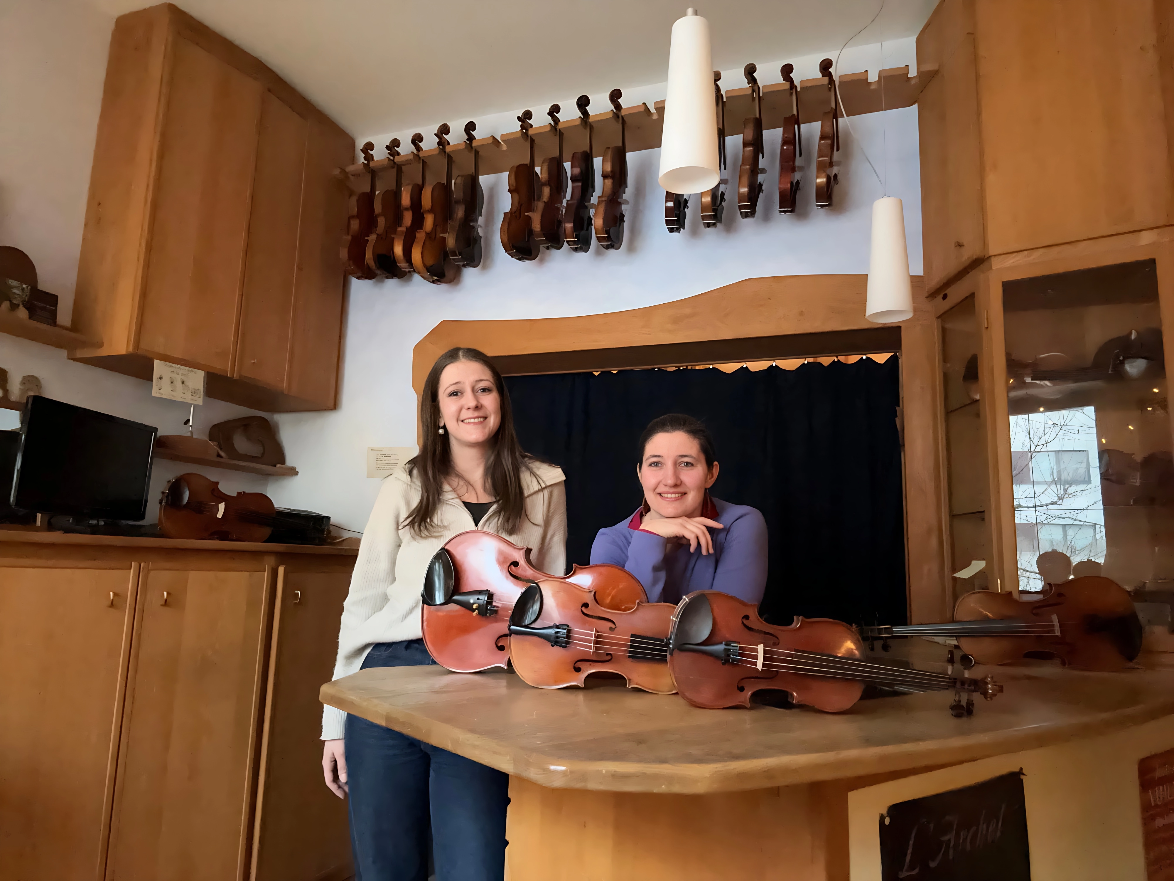 Mila Rupp und Maria Gruber in der Werkstatt